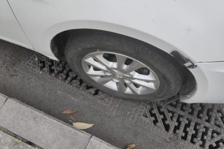 Used Soueast V5 Lingzhi 2014 1.5L Manual Standard Edition Right Front Wheel Hub