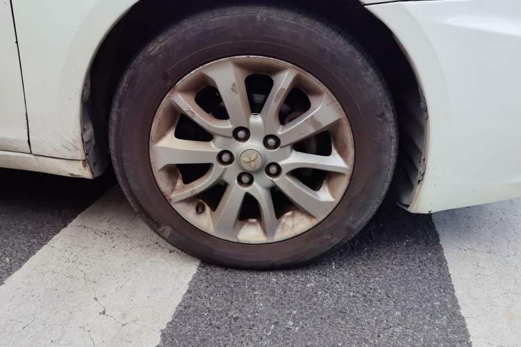 Used Soueast V5 Lingzhi 2014 1.5L Manual Luxury Model Right Front Wheel Hub