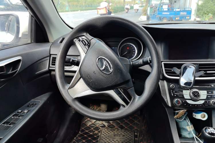 Used Soueast V5 Lingzhi 2014 1.5L Manual Luxury Model Steering Wheel