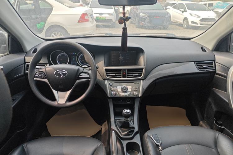 Used Soueast V5 Lingzhi 2015 1.5L Manual Flagship Model Center Console