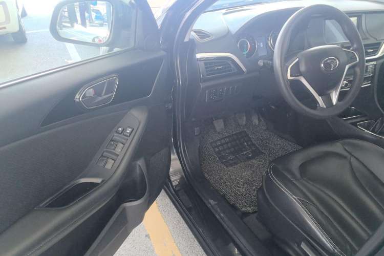 Used Soueast V5 Lingzhi 2015 Plus 1.5L Manual Smart Edition Interior 2