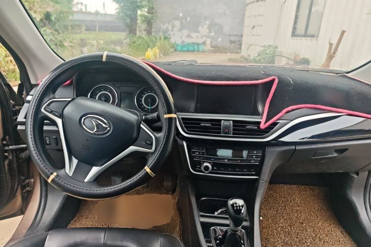 Used Soueast V5 Lingzhi 2015 Plus 1.5L Manual Smart Edition Center Console