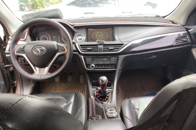 Used Soueast V5 Lingzhi 2015 Plus 1.5L Manual ZhiZun Version Center Console