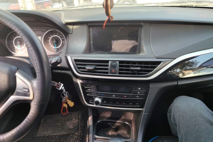 Used Soueast V5 Lingzhi 2015 Plus 1.5L Manual Smart Edition Center Console
