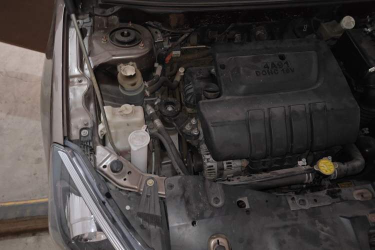 Used Soueast V5 Lingzhi 2015 Plus 1.5L Manual Smart Edition Engine Bay Right
