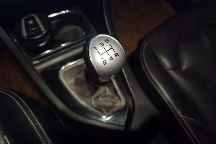 Used Soueast V5 Lingzhi 2015 Plus 1.5L Manual Smart Edition Gear Lever