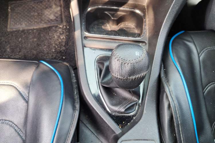 Used Soueast V5 Lingzhi 2015 Plus 1.5L Manual Smart Edition Gear Lever