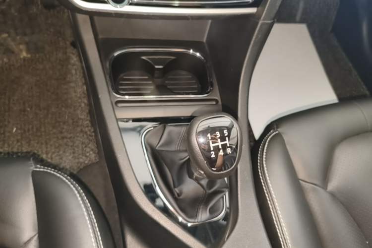Used Soueast V5 Lingzhi 2015 Plus 1.5L Manual Smart Edition Gear Lever