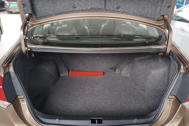 Used Soueast V5 Lingzhi 2015 Plus 1.5L Manual Smart Edition Trunk