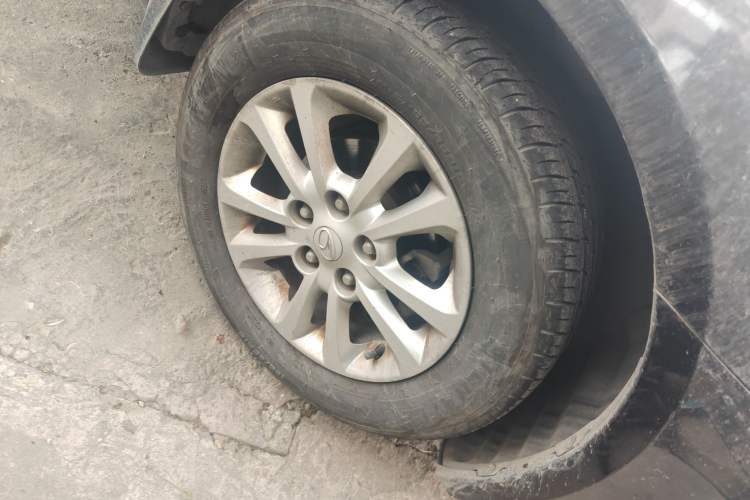 Used Soueast V5 Lingzhi 2015 1.5L Manual Comfort Model Right Front Wheel Hub