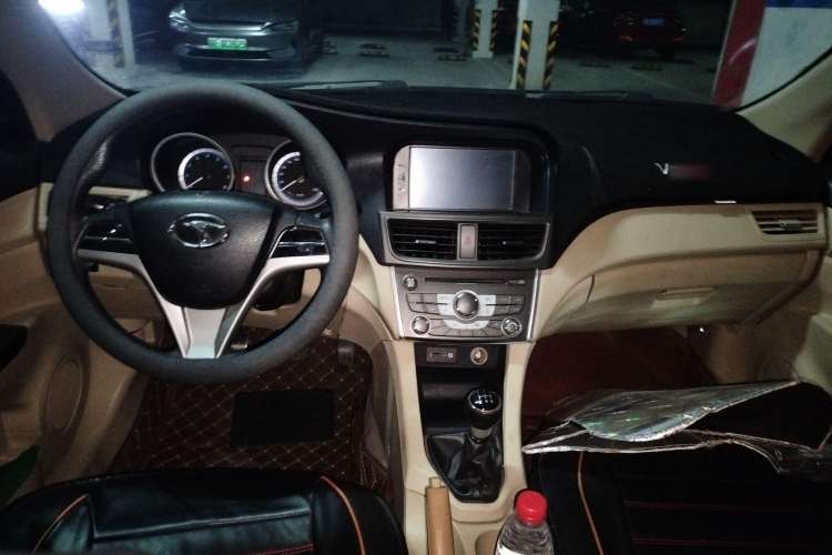 Used Soueast V5 Lingzhi 2015 1.5L Manual Comfort Model Center Console