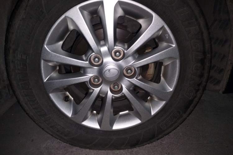 Used Soueast V5 Lingzhi 2015 1.5L Manual Comfort Model Right Front Wheel Hub