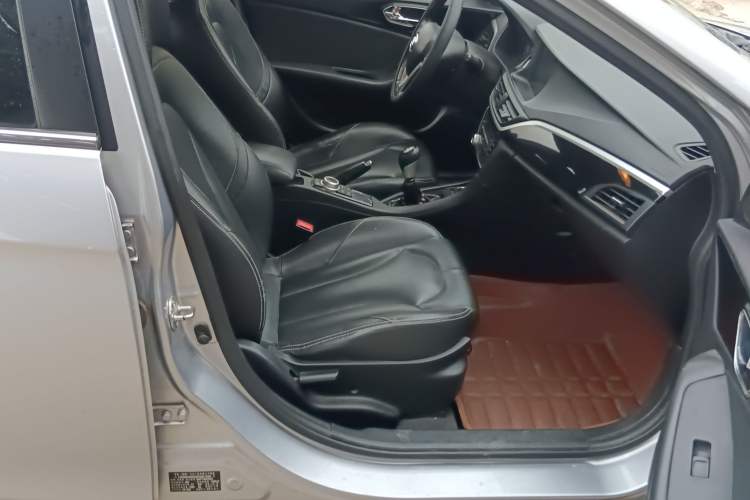 Used Soueast V5 Lingzhi 2015 Plus 1.5L Manual ZhiZun Version Right Front Seat