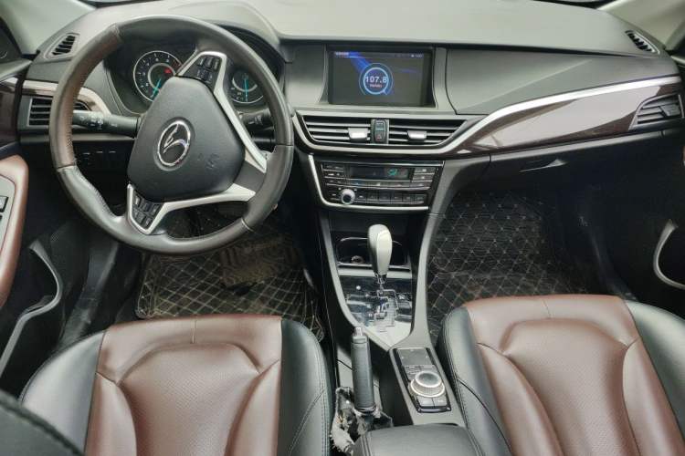 Used Soueast V5 Lingzhi 2015 Plus 1.5T CVT Intelligent Control Version Center Console