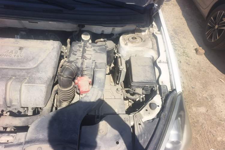 Used Soueast V5 Lingzhi 2015 Plus 1.5L Manual ZhiZun Version Engine Bay Left