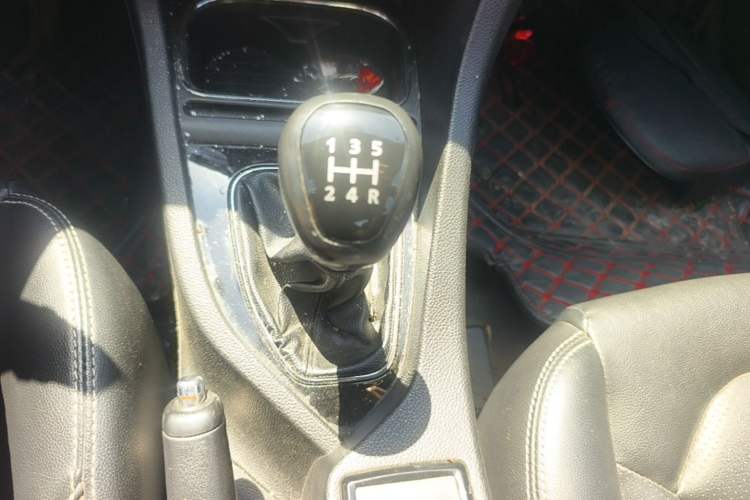 Used Soueast V5 Lingzhi 2015 Plus 1.5L Manual ZhiZun Version Gear Lever