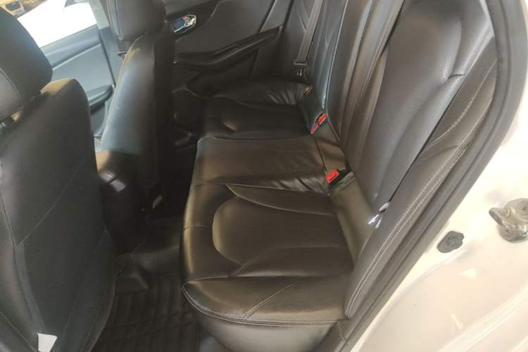 Used Soueast V5 Lingzhi 2015 Plus 1.5L Manual Escort Model Left Rear Seat