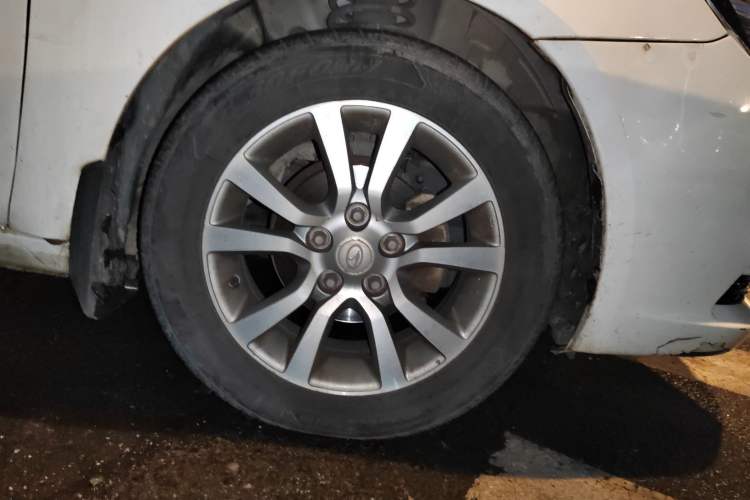 Used Soueast V5 Lingzhi 2015 Plus 1.5L Manual ZhiZun Version Right Front Wheel Hub
