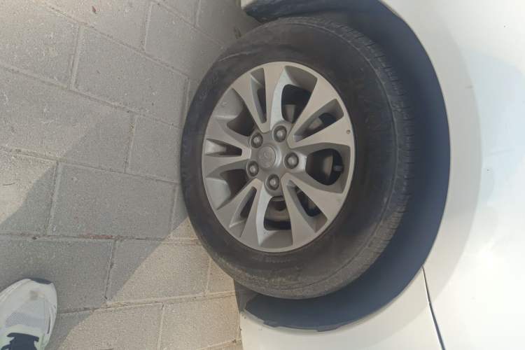 Used Soueast V5 Lingzhi 2015 Plus 1.5L Manual Smart Edition Right Front Wheel Hub
