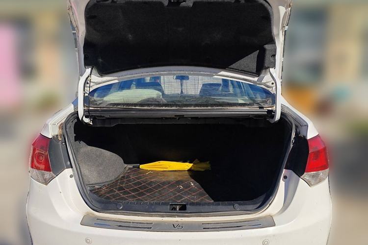 Used Soueast V5 Lingzhi 2015 Plus 1.5L Manual Smart Edition Trunk