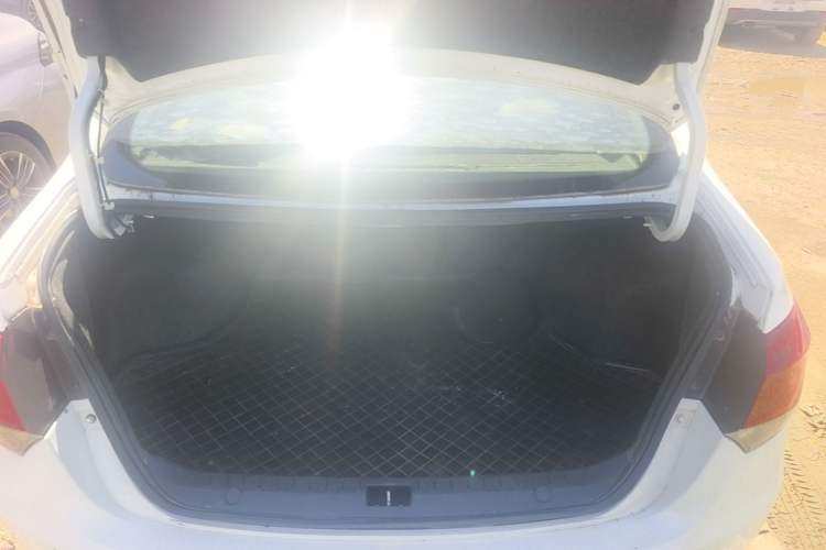 Used Soueast V5 Lingzhi 2015 Plus 1.5L Manual ZhiZun Version Trunk