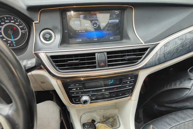 Used Soueast V5 Lingzhi 2017 1.5L Manual New Elite Model Audio And AC Panel