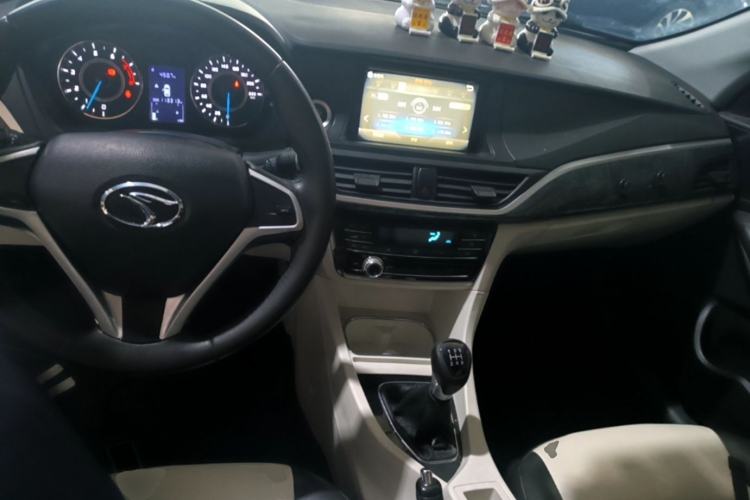 Used Soueast V5 Lingzhi 2017 1.5L Manual New Elite Model Center Console