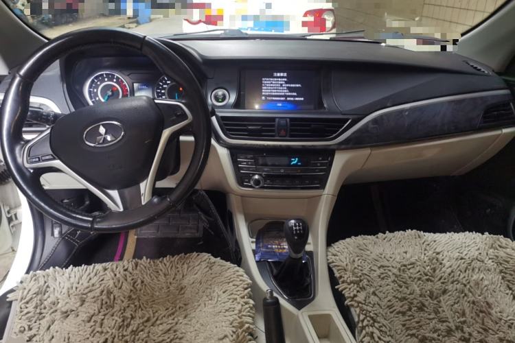 Used Soueast V5 Lingzhi 2017 1.5L Manual New Elite Model Center Console