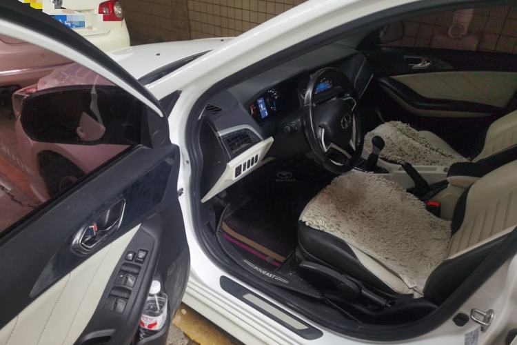 Used Soueast V5 Lingzhi 2017 1.5L Manual New Elite Model Driver Seat