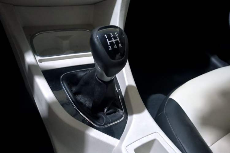 Used Soueast V5 Lingzhi 2017 1.5L Manual New Elite Model Gear Lever
