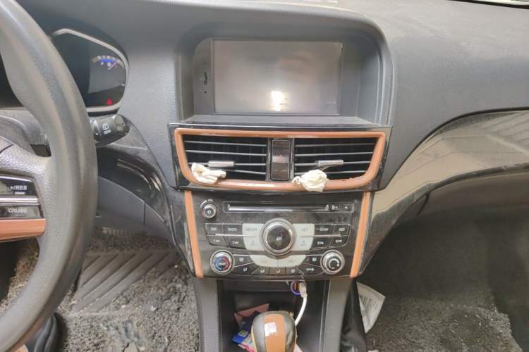 Used Soueast V6 Lingshi 2013 1.5L CVT Luxury Edition Audio And AC Panel