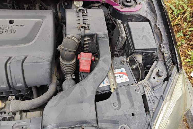 Used Soueast V6 Lingshi 2013 1.5L Manual - Women's Edition Engine Bay Left