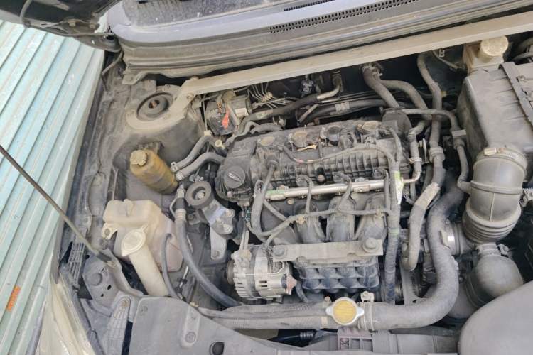 Used Soueast V6 Lingshi 2013 1.5L CVT Luxury Edition Engine Bay Right