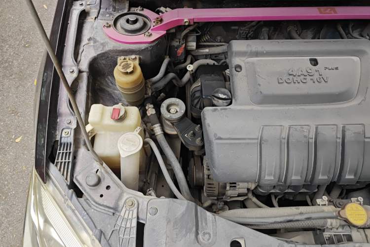 Used Soueast V6 Lingshi 2013 1.5L Manual - Women's Edition Engine Bay Right