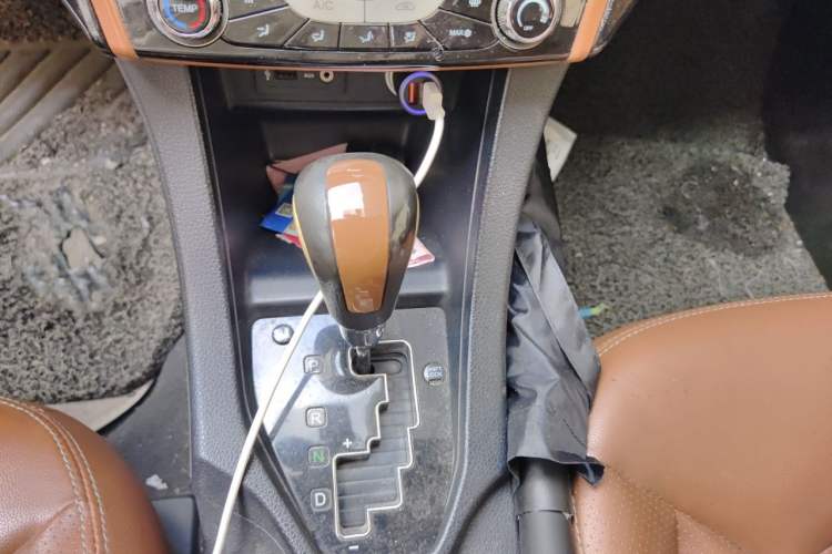 Used Soueast V6 Lingshi 2013 1.5L CVT Luxury Edition Gear Lever