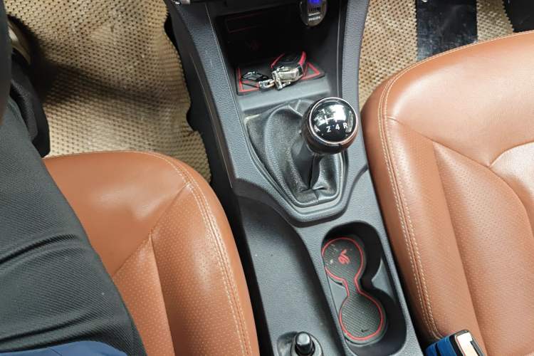 Used Soueast V6 Lingshi 2013 1.5L Manual - Women's Edition Gear Lever