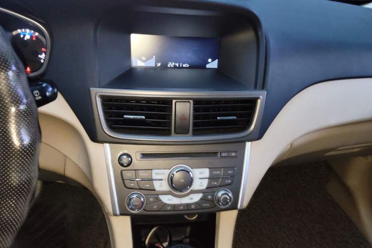 Used Soueast V6 Lingshi 2013 1.5L CVT Luxury Edition Audio And AC Panel