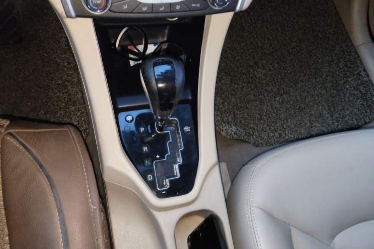 Used Soueast V6 Lingshi 2013 1.5L CVT Luxury Edition Gear Lever