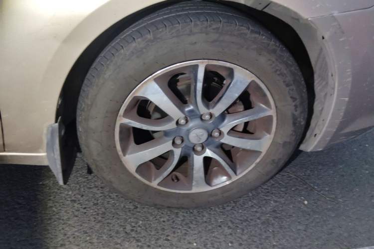 Used Soueast V6 Lingshi 2013 1.5L CVT Luxury Edition Right Front Wheel Hub