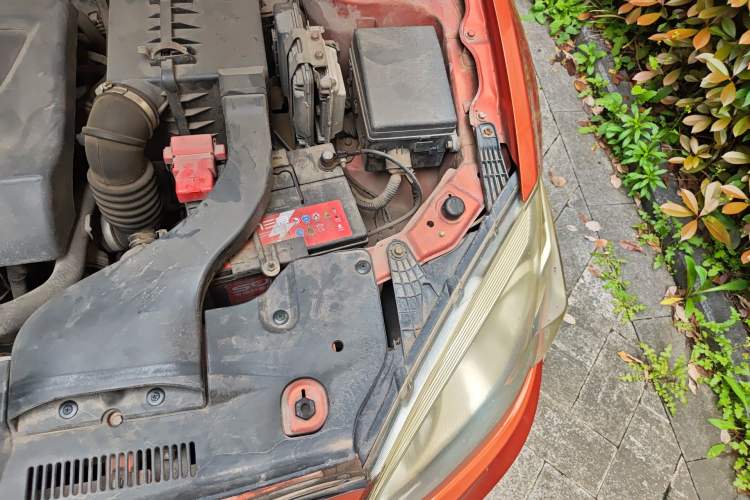 Used Soueast V6 Lingshi 2013 1.5L CVT Elite Edition Engine Bay Left