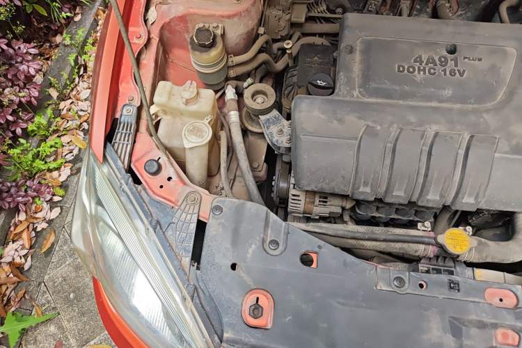 Used Soueast V6 Lingshi 2013 1.5L CVT Elite Edition Engine Bay Right