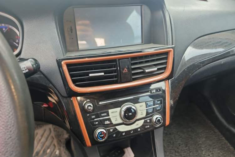 Used Soueast V6 Lingshi 2013 1.5L Manual Luxury Edition Audio And AC Panel