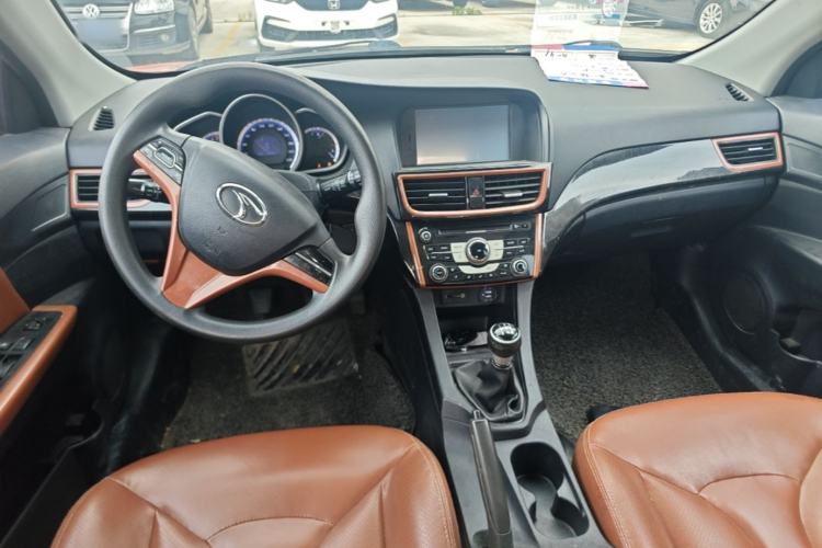 Used Soueast V6 Lingshi 2013 1.5L Manual Luxury Edition Center Console