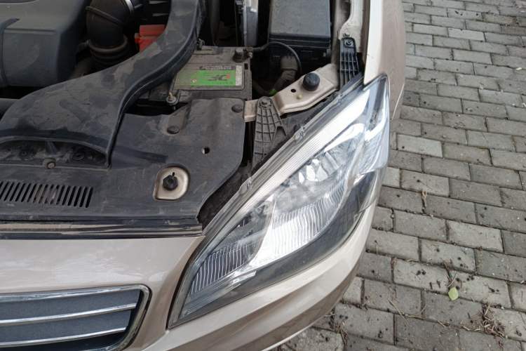 Used Soueast V6 Lingshi 2013 1.5L Manual Flagship Edition Engine Bay Left