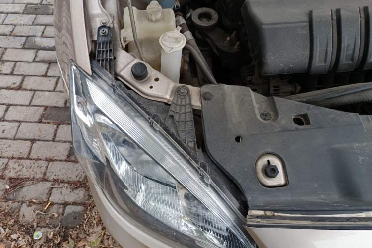 Used Soueast V6 Lingshi 2013 1.5L Manual Flagship Edition Engine Bay Right