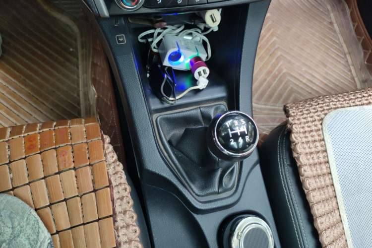 Used Soueast V6 Lingshi 2013 1.5L Manual Comfort Edition Gear Lever