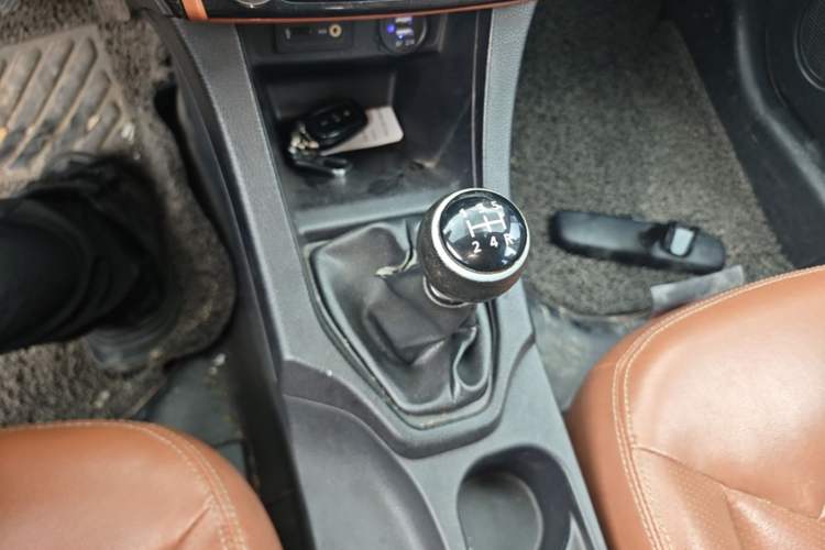 Used Soueast V6 Lingshi 2013 1.5L Manual Luxury Edition Gear Lever