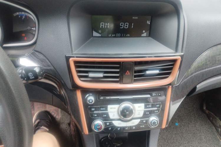 Used Soueast V6 Lingshi 2013 1.5L CVT Luxury Edition for Women Audio And AC Panel
