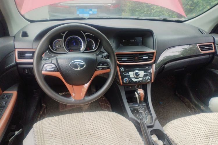 Used Soueast V6 Lingshi 2013 1.5L CVT Luxury Edition for Women Center Console