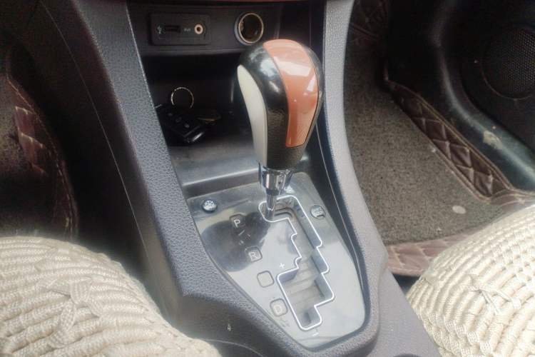 Used Soueast V6 Lingshi 2013 1.5L CVT Luxury Edition for Women Gear Lever